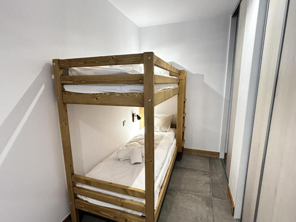 a couple of bunk beds in a room at Résidence LES TERRASSES DE LA VANOISE - Appartement LES TERRASSES DE LA VAN 924 in Champagny-en-Vanoise