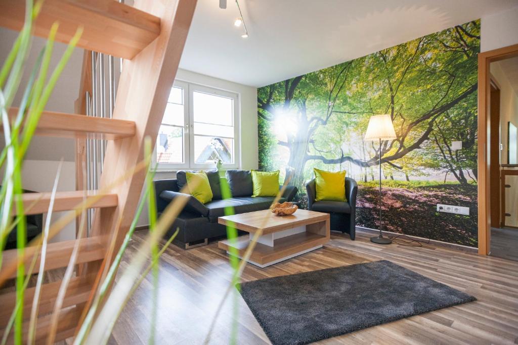 ein Wohnzimmer mit einem Sofa und einem Tisch in der Unterkunft Ferienhaus OG2 "Bönsberg Blick" in Martinfeld