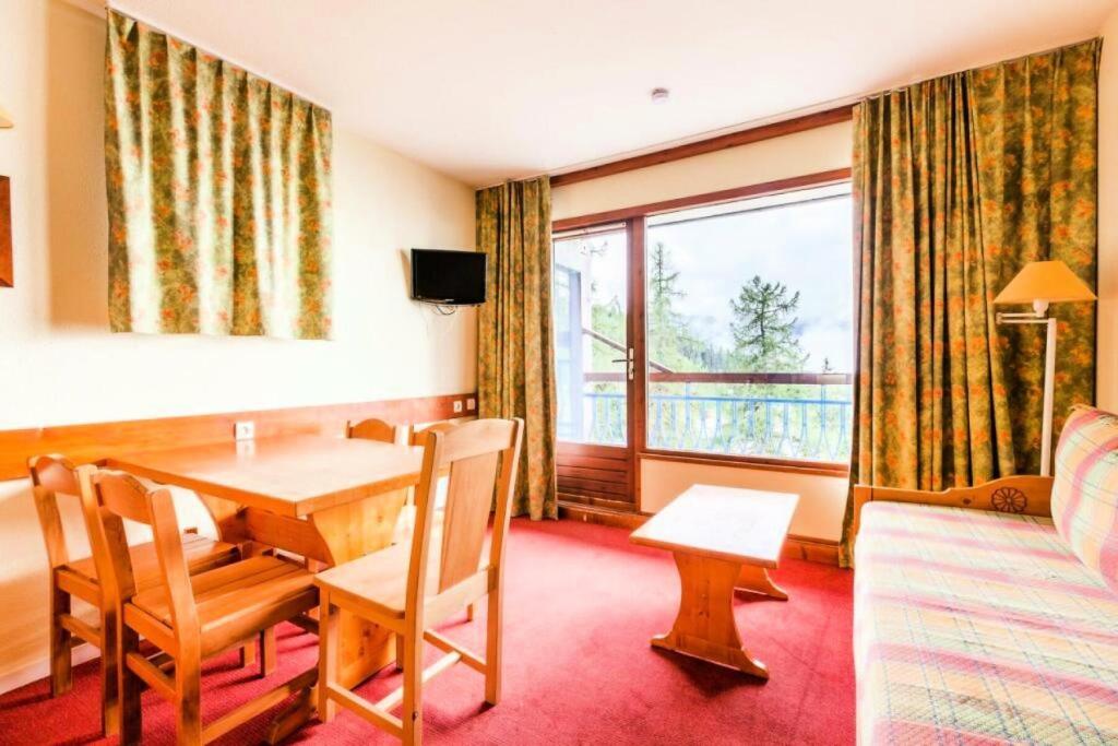 un salon avec une table et un canapé dans l'établissement Résidences quartier Charmettoger - maeva Home - Appartement 2 pièces 5 personnes - Budget MAE-2384, à Arc 1800