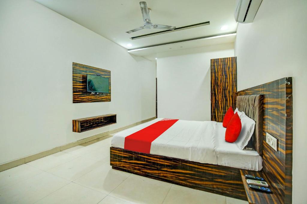 Postel nebo postele na pokoji v ubytování OYO Hotel Town House