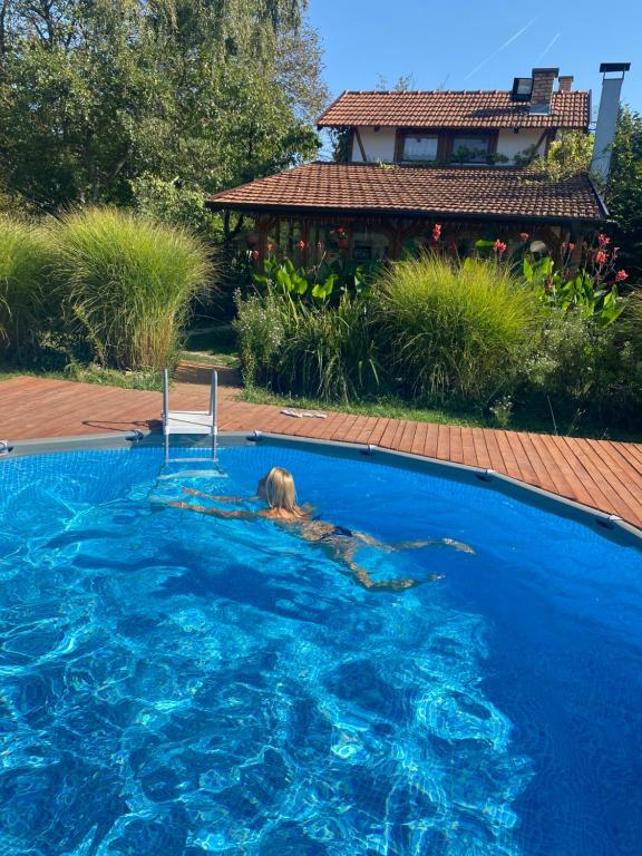 Bazén v ubytování Morava Garden Resort nebo v jeho okolí