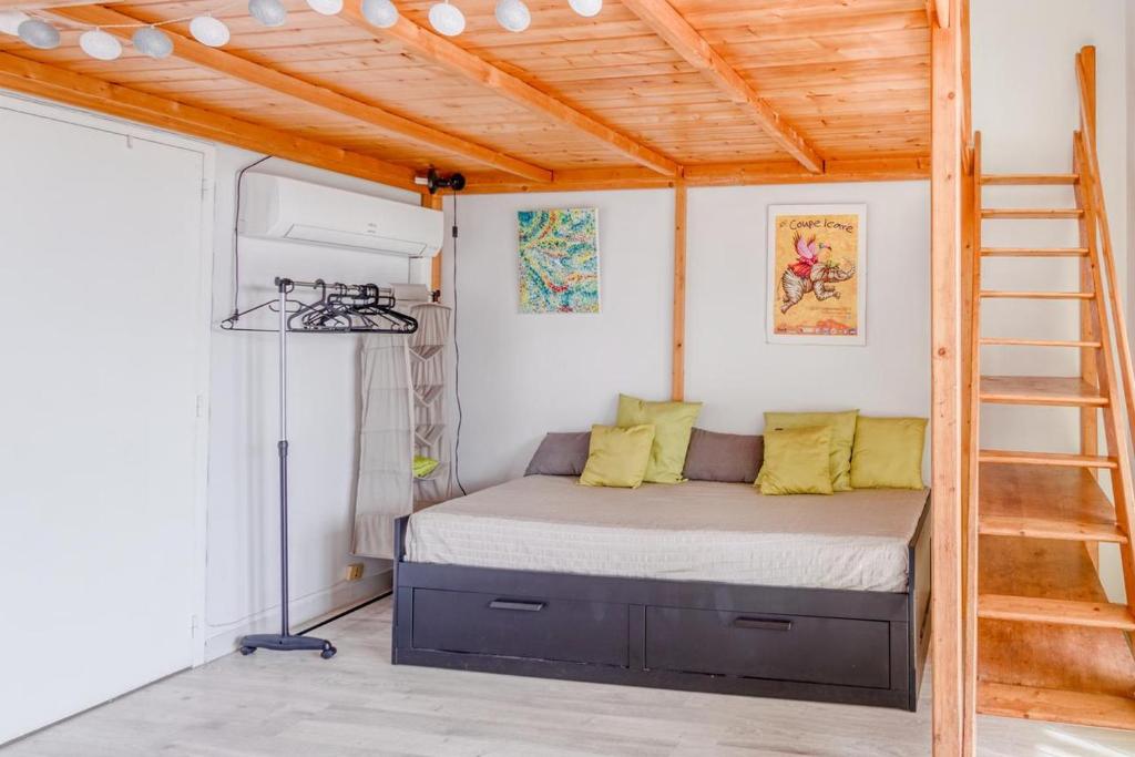 拉西約塔的住宿－Maisonnette bord de mer，一个小卧室里的一张床铺,卧室里设有梯子