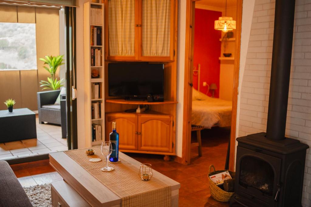 TV a/nebo společenská místnost v ubytování Alojamientos Sierra de Cádiz Benamahoma