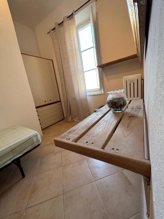 een kamer met een tafel met een kom erop bij ARCOBALENO 4 in Livorno