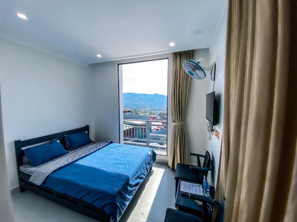 a bedroom with a bed and a large window at BING BONG HOTEL in Ấp Thiện Lập