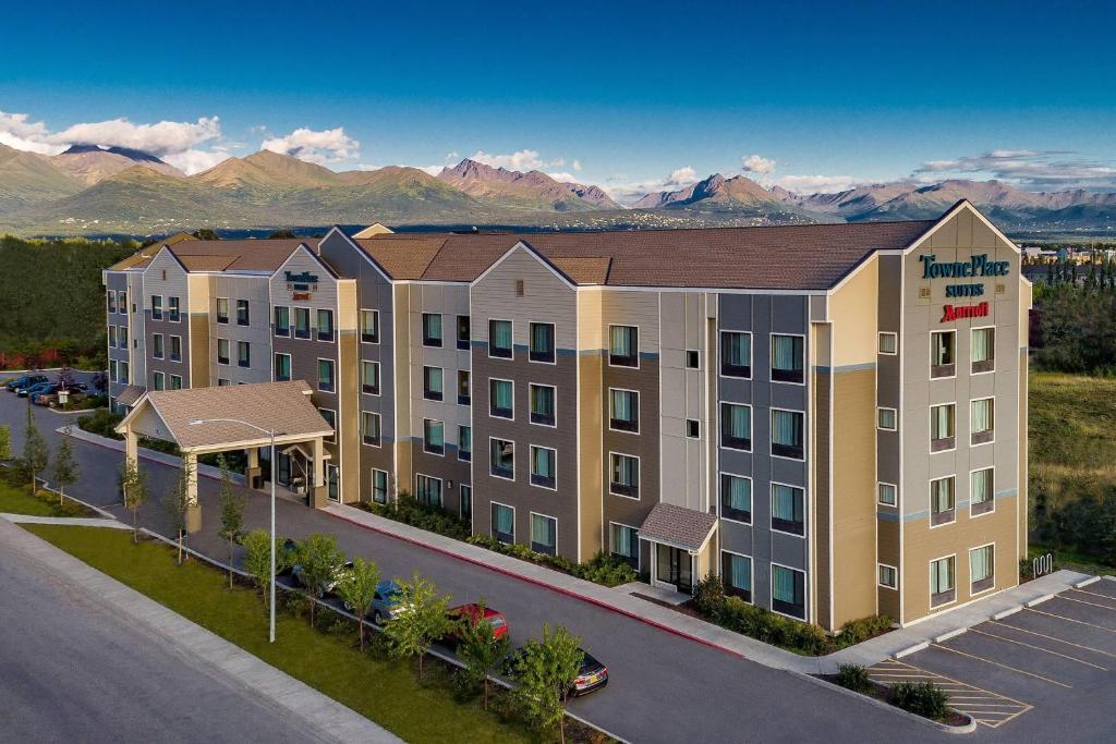 uma imagem de um hotel com montanhas ao fundo em TownePlace Suites by Marriott Anchorage Midtown em Anchorage
