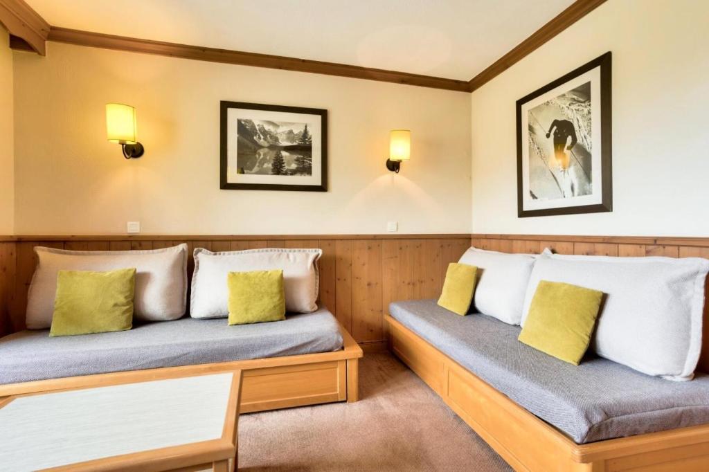 2 Betten in einem Zimmer mit gelben Kissen in der Unterkunft Quartier La Forêt - maeva Home - Appartement 2 pièces 5 personnes - Sélec 134 in Valmorel