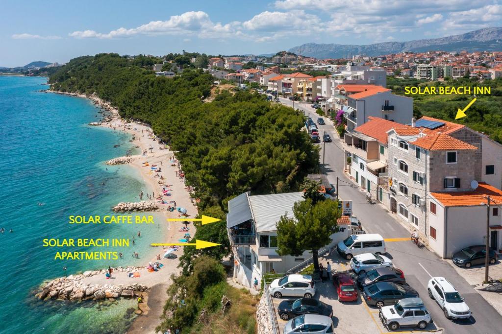 - une vue sur une plage avec des voitures dans l'établissement Solar Beach Inn, à Split