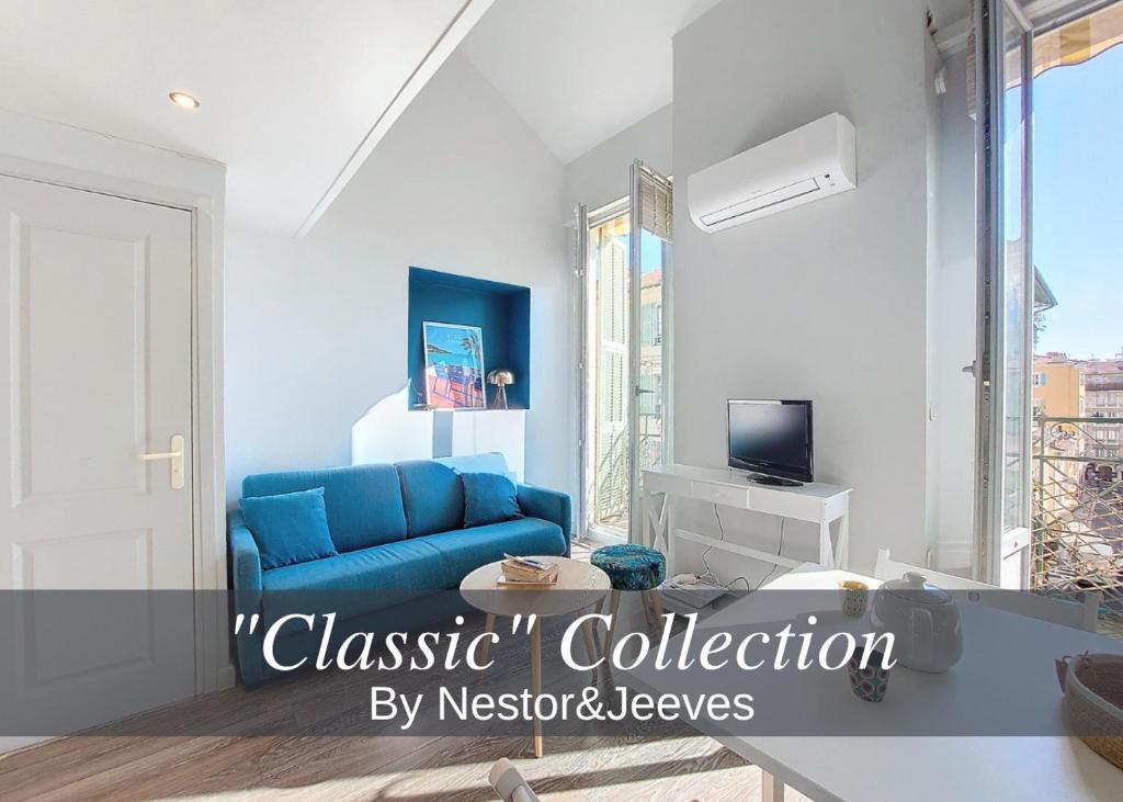 un salon avec un canapé bleu et une fenêtre dans l'établissement Nestor&Jeeves - ECLAT NICOIS - Central - Near beach, à Nice