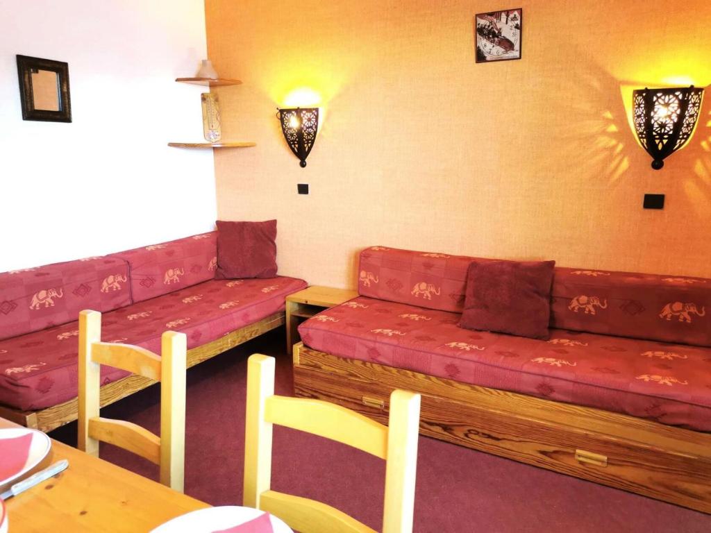 un salon avec des canapés rouges et une table dans l'établissement Résidence Cristallin - Le Cristallin 41 - Agréable 2 pièces, proche des pistes MAE-4574, à Valmorel