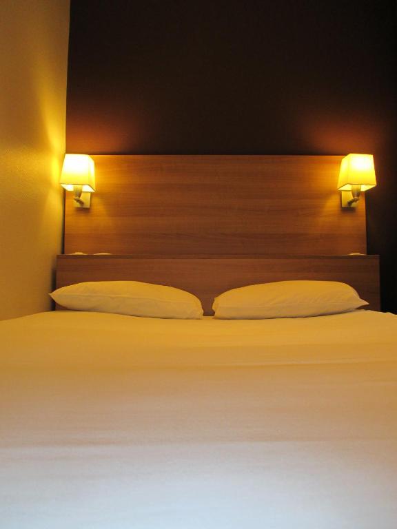 Postel nebo postele na pokoji v ubytování Hôtel Montchapet Dijon Centre