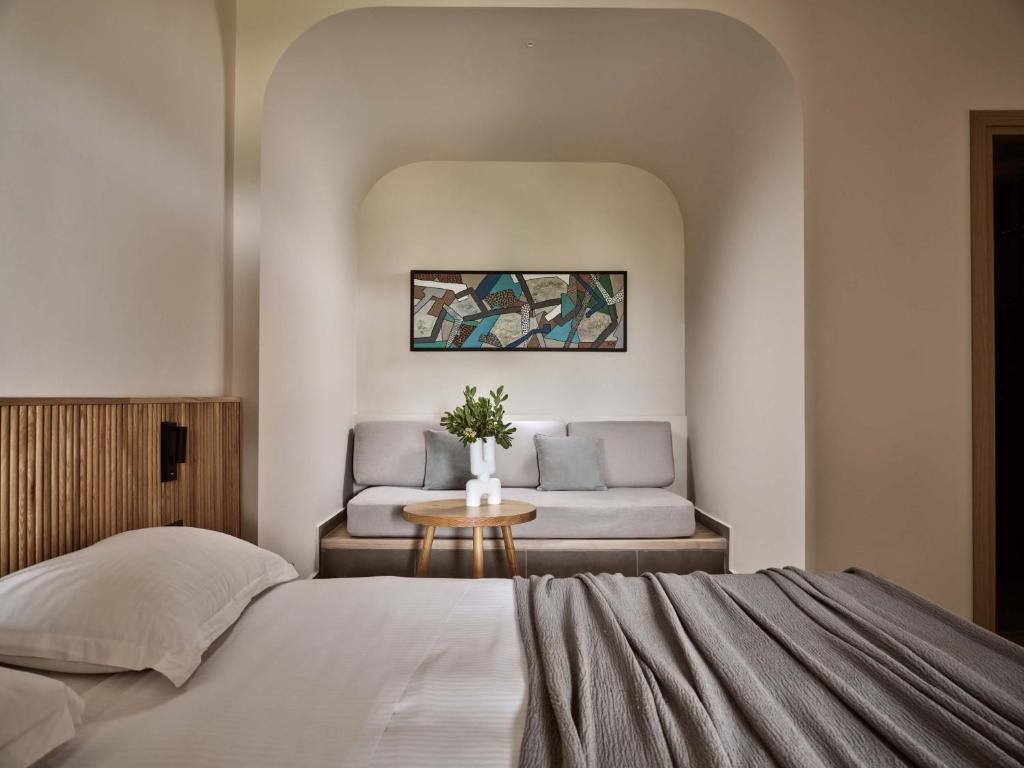 Postel nebo postele na pokoji v ubytování Elounda Palm Hotel & Suites