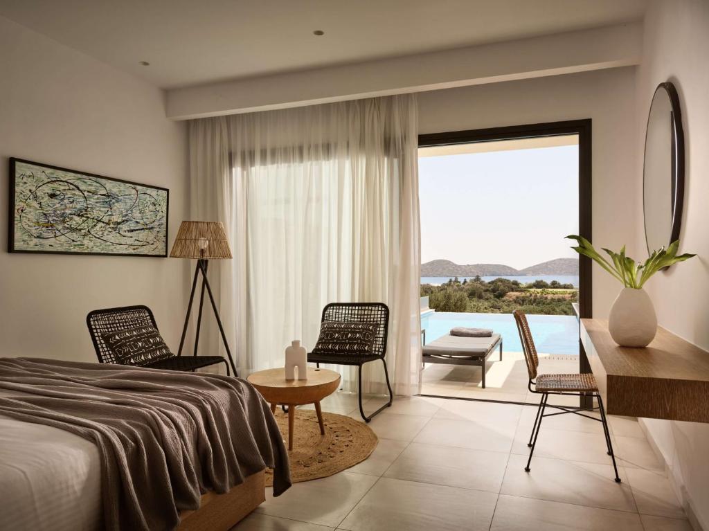 Postel nebo postele na pokoji v ubytování Elounda Palm Hotel & Suites