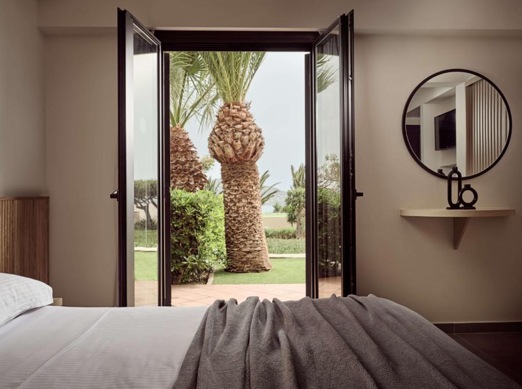 Postel nebo postele na pokoji v ubytování Elounda Palm Hotel & Suites