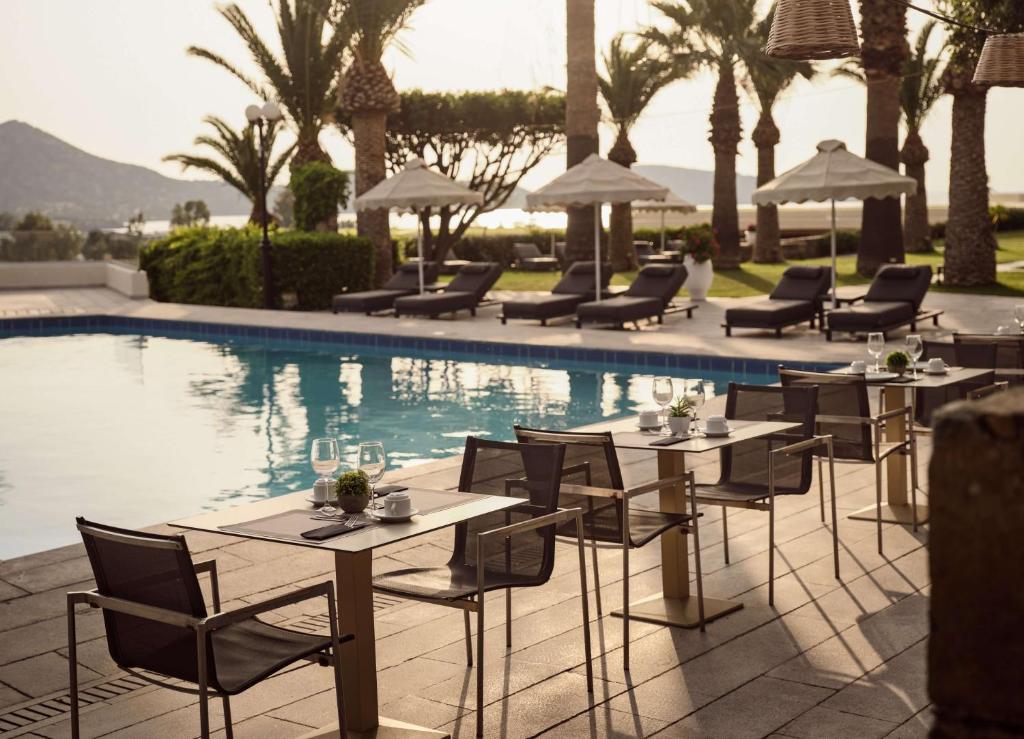 Bazén v ubytování Elounda Palm Hotel & Suites nebo v jeho okolí