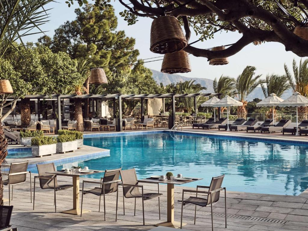 Bazén v ubytování Elounda Palm Hotel & Suites nebo v jeho okolí