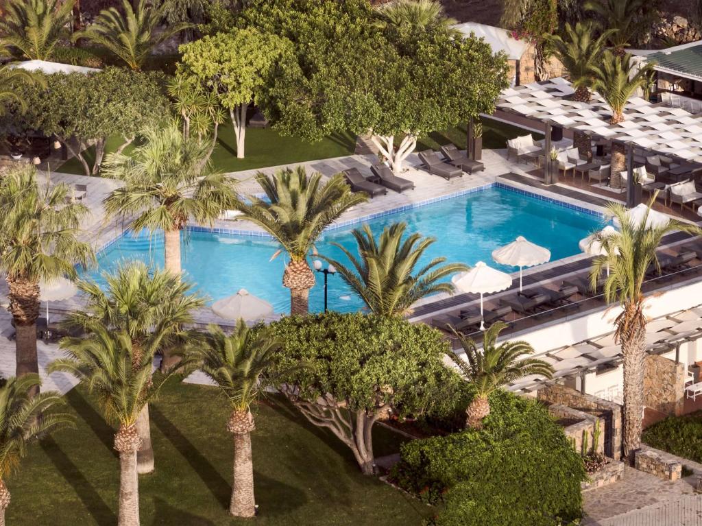 Bazén v ubytování Elounda Palm Hotel & Suites nebo v jeho okolí