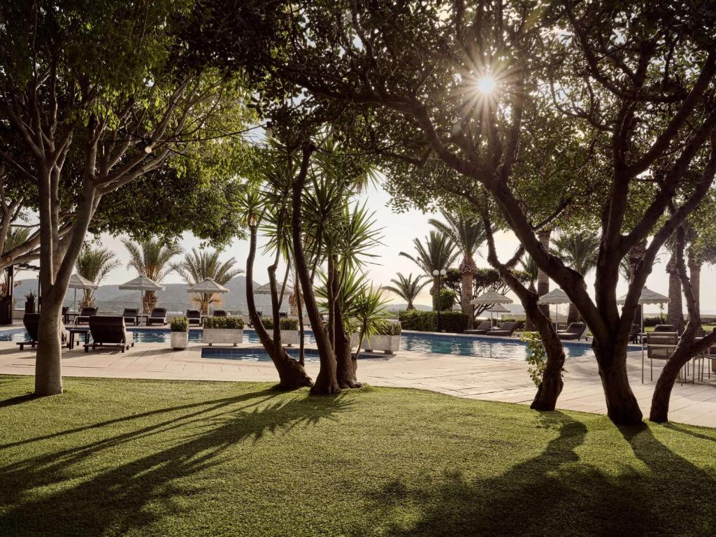 Bazén v ubytování Elounda Palm Hotel & Suites nebo v jeho okolí