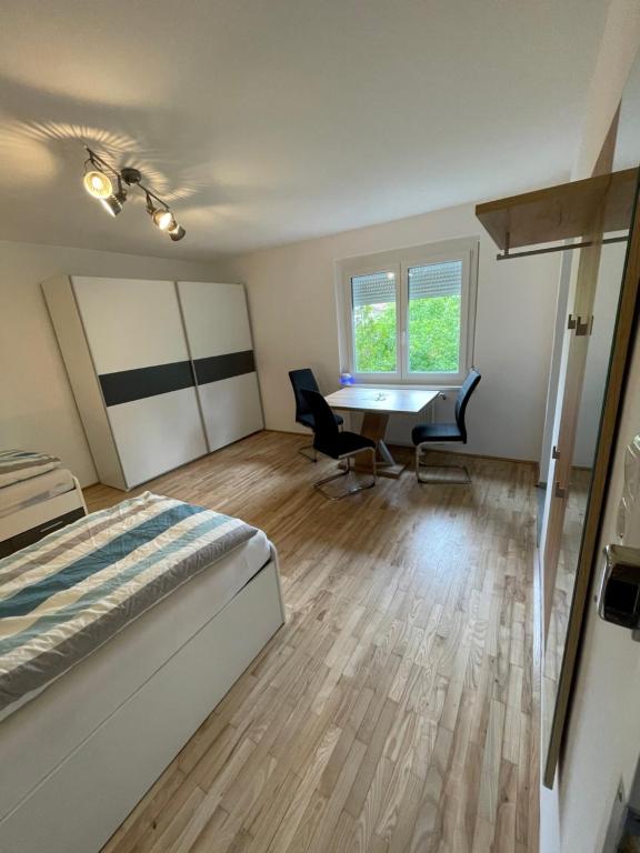 una camera con letto e scrivania di Wohnungen Bachhaus a Traun