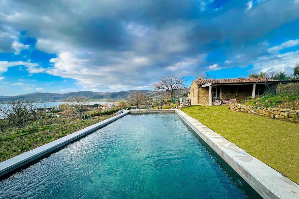 einen Pool im Hof eines Hauses in der Unterkunft Villa Polvese Luxury Estate in Magione