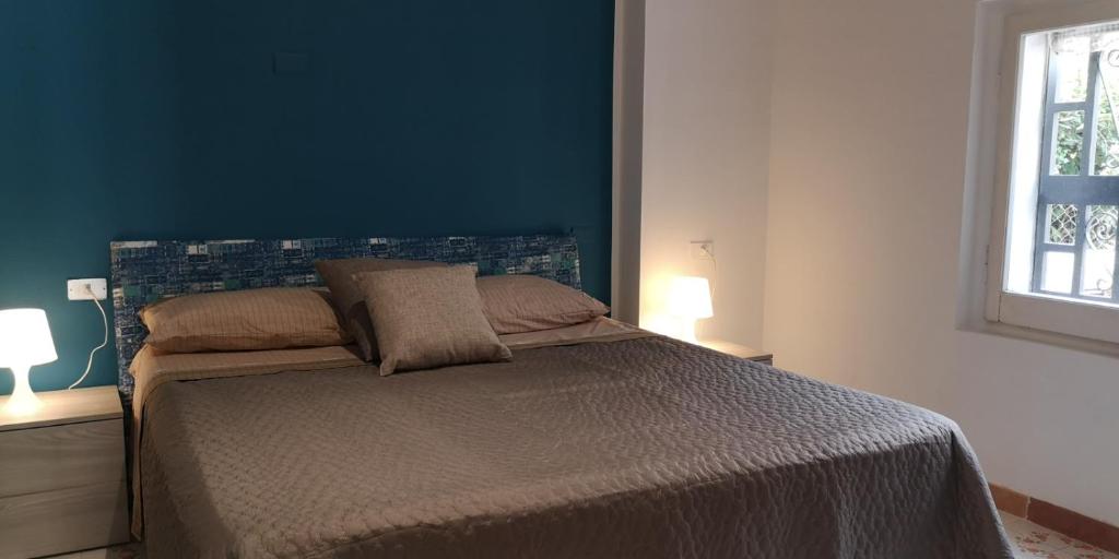 Yellow e Blu appartaments في جوليانوفا: غرفة نوم بسرير مع جدار ازرق