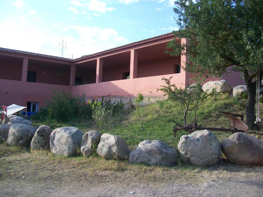 un grupo de rocas delante de un edificio en Agriturismo Lu Palu, en Perfugas