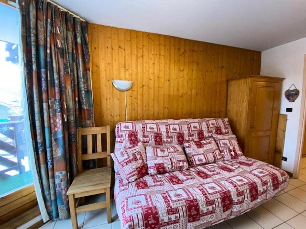 Schlafzimmer mit einem Bett mit einer roten Decke in der Unterkunft Résidence Grande Chaume - 2 Pièces pour 6 Personnes 424 in Vénosc