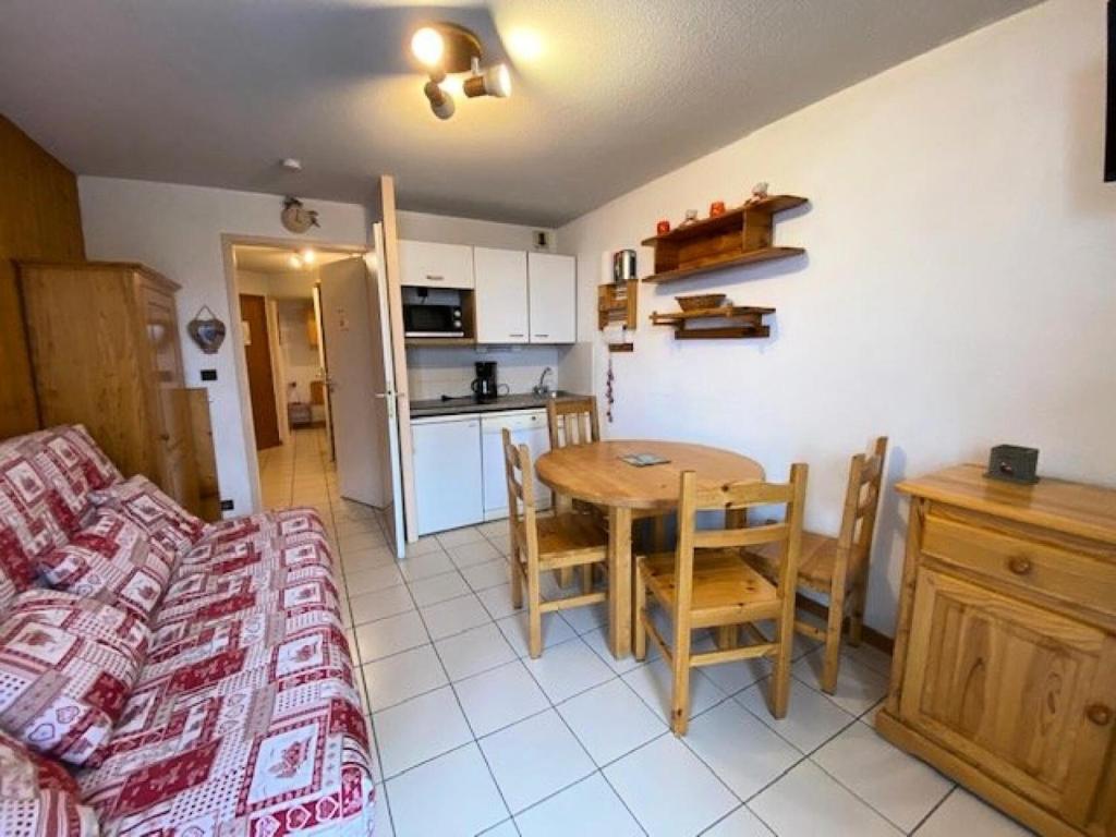 Zimmer mit einem Tisch und einer Küche mit einem Bett in der Unterkunft Résidence Grande Chaume - 2 Pièces pour 6 Personnes 424 in Vénosc