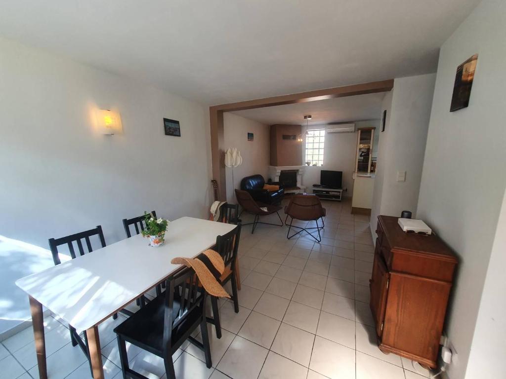 une cuisine et une salle à manger avec une table et des chaises dans l'établissement Face à la plage de sable, climatisation, internet, 3 chambres, à Saint-Mandrier-sur-Mer