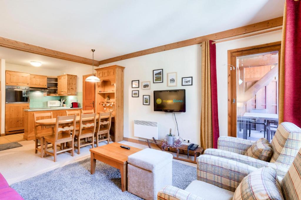 a living room with a couch and a table at Résidence Les Arcs 1950 Le Village - maeva Home - Appartement 3 Pièces 6 Personnes - Sélection MAE-4534 in Bourg-Saint-Maurice