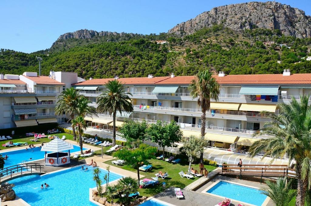 een luchtzicht op het resort met een berg op de achtergrond bij Apartamento ILLA MAR DOR 335 in L'Estartit