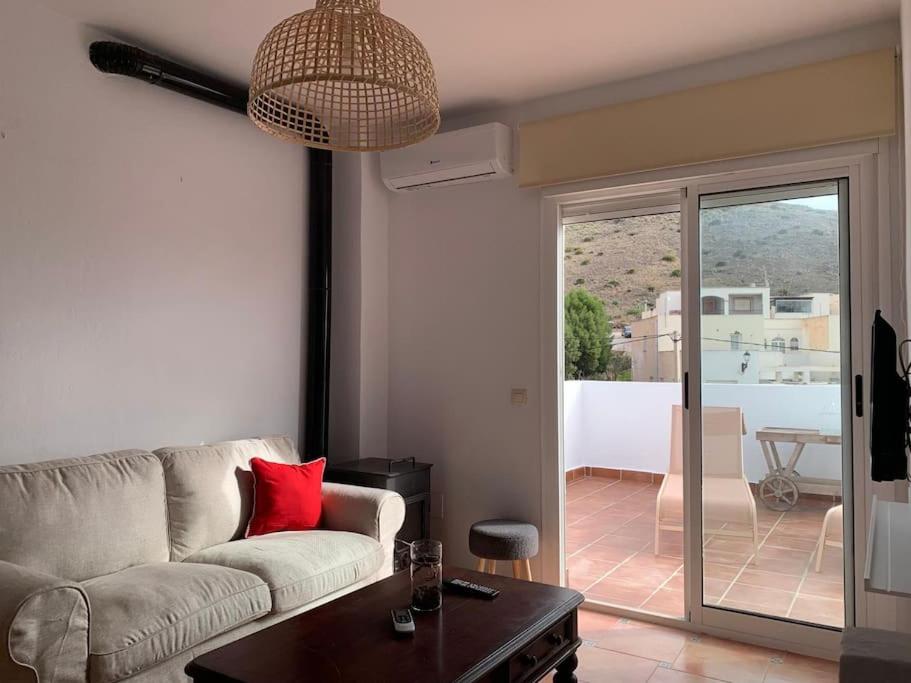 埃爾波索德洛斯弗萊爾斯的住宿－Cala Higuera，客厅配有沙发和桌子