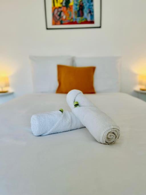 2 serviettes laminées assises au-dessus d'un lit dans l'établissement ''Ophélia 22'' Joli T2 avec clim et parking, à Sète