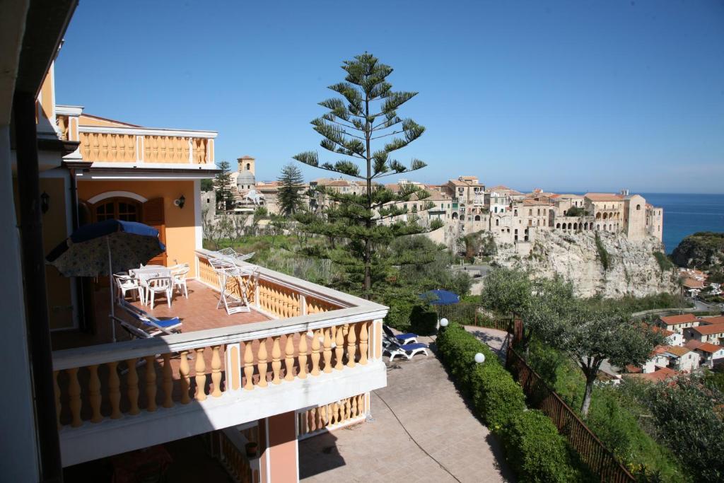 トロペアにあるMansarda Villa Alf Di Vitoの海の景色を望む建物のバルコニー