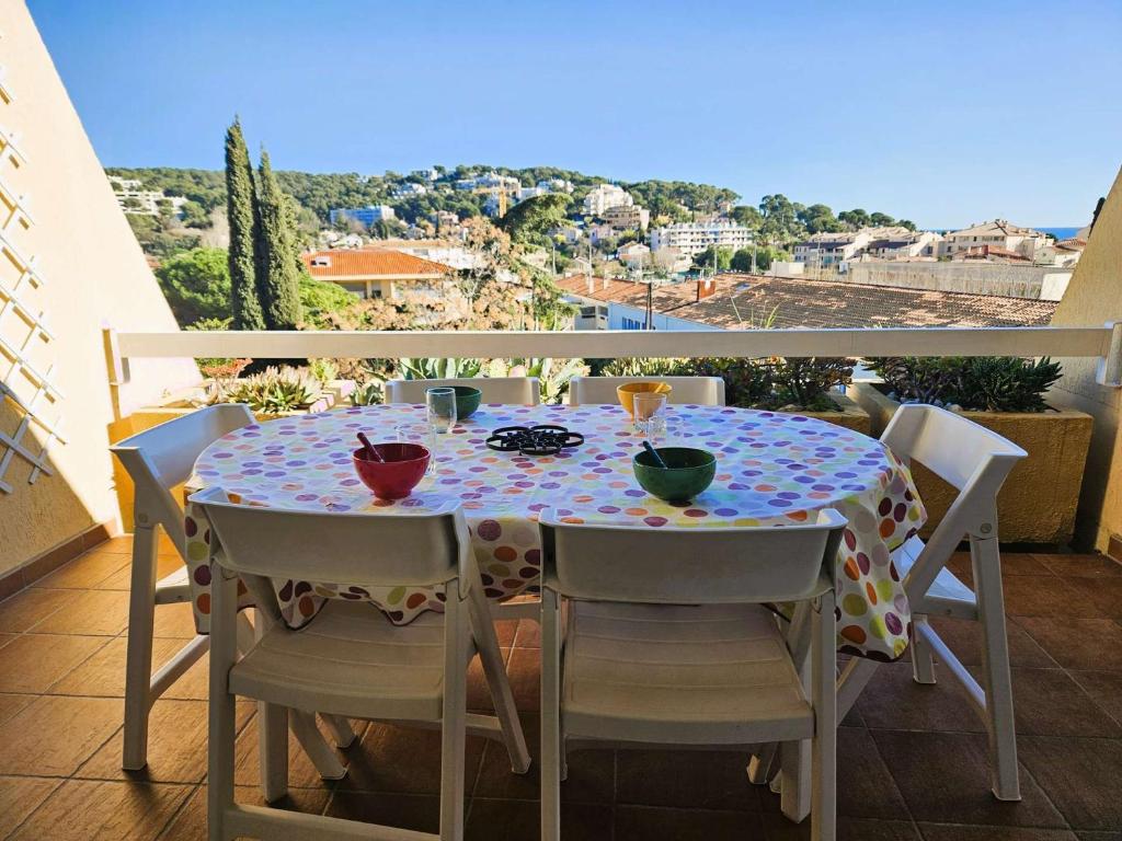 une table et des chaises sur un balcon avec vue dans l'établissement Au coeur du village,6 couchages, à Saint-Mandrier-sur-Mer