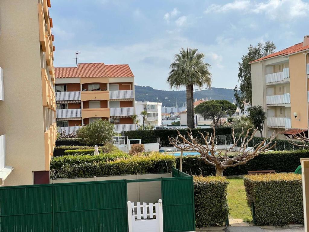 2 chaises blanches assises devant un bâtiment dans l'établissement 2 chambres au coeur de la station balnéaire, plage de sable, à La Seyne-sur-Mer
