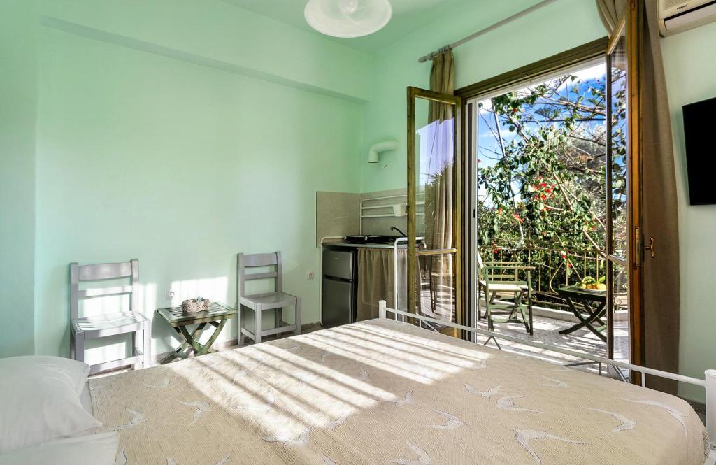 Un dormitorio con una cama y una puerta corrediza de vidrio. en Old Boat double studio 5, en Nikiana