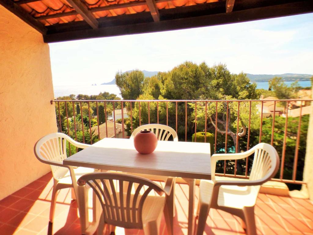 une table et des chaises sur un balcon avec vue dans l'établissement Résidence avec piscine, vue mer, tennis, parc pour enfants, à Saint-Mandrier-sur-Mer