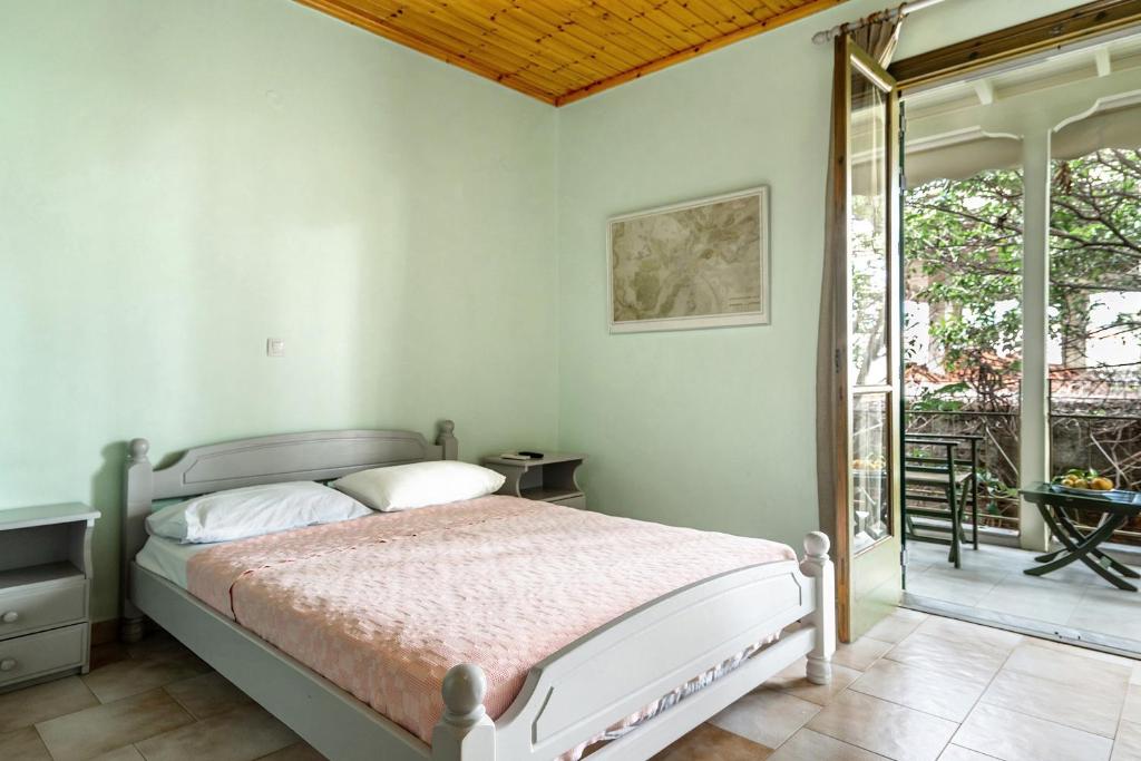 Un dormitorio con una cama y un balcón. en Old Boat double studio 9, en Nikiana