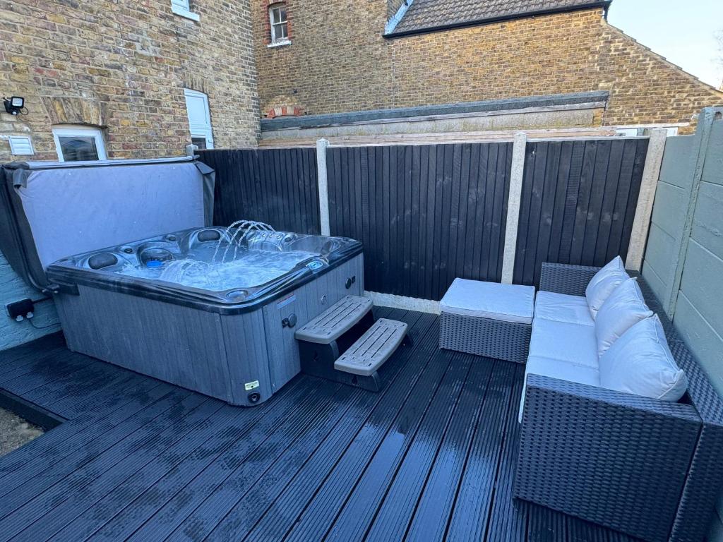 una vasca idromassaggio seduta su un ponte con panchina di Broadway Terrace with Hot tub a Kent