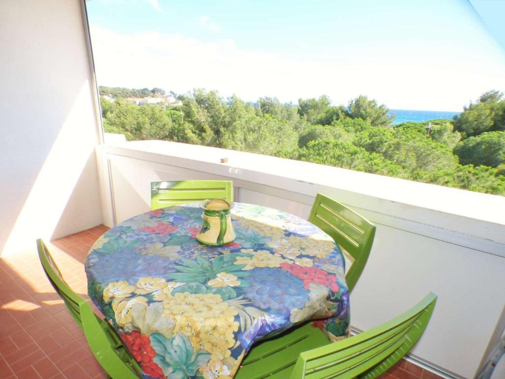 une table et des chaises sur un balcon avec vue dans l'établissement Pleine vue mer, climatisation, plage à deux pas, Tout à pied, à La Seyne-sur-Mer
