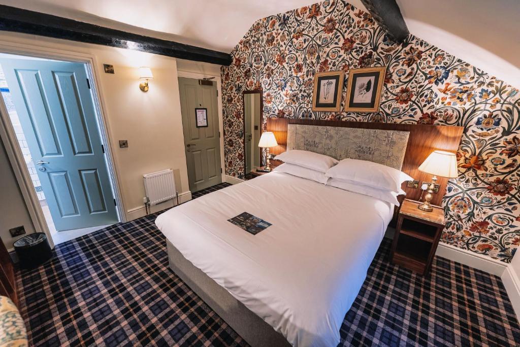 Postel nebo postele na pokoji v ubytování The Bull and Townhouse, Beaumaris- The Inn Collection Group