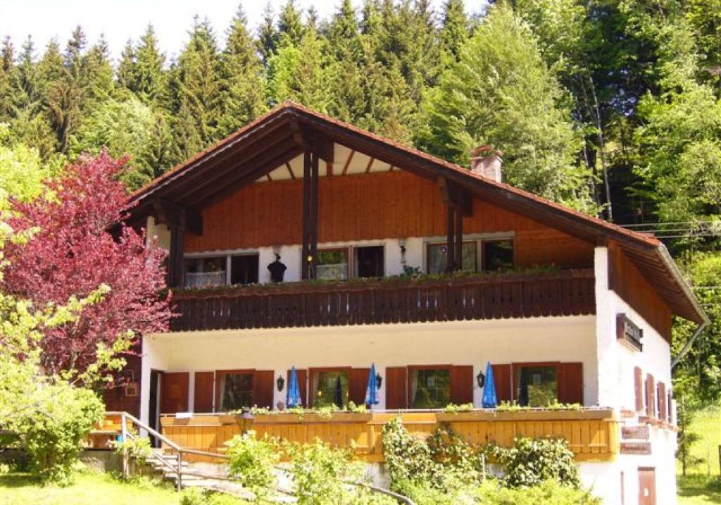 una casa con balcón en la parte superior en Ferienunterkünfte maucher Immobilien, en Buchenberg