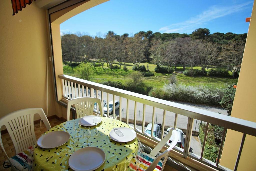 a table and chairs on a balcony with a view at Appartement 4 couchages à 100 M de la Plage in Saint-Elme