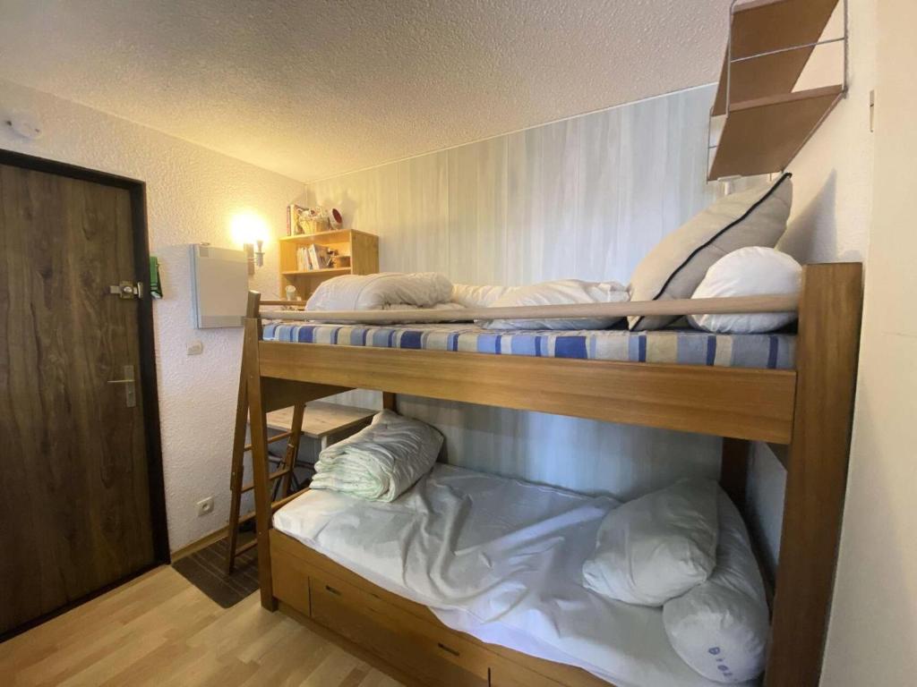 Habitación con 2 literas en una habitación en Résidence Montana 2 - Studio pour 4 Personnes 864 en Vénosc