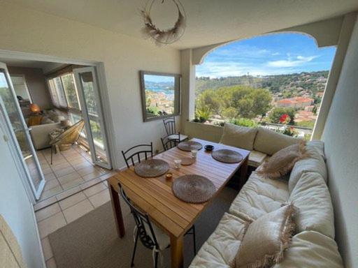 un salon avec un canapé et une table dans l'établissement Piscine, Wi-Fi, parking privatif, terrasse, plages et commerces à pied, à Saint-Mandrier-sur-Mer