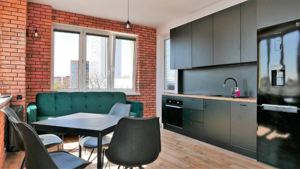Kuchyňa alebo kuchynka v ubytovaní Emerald City Center Apartment