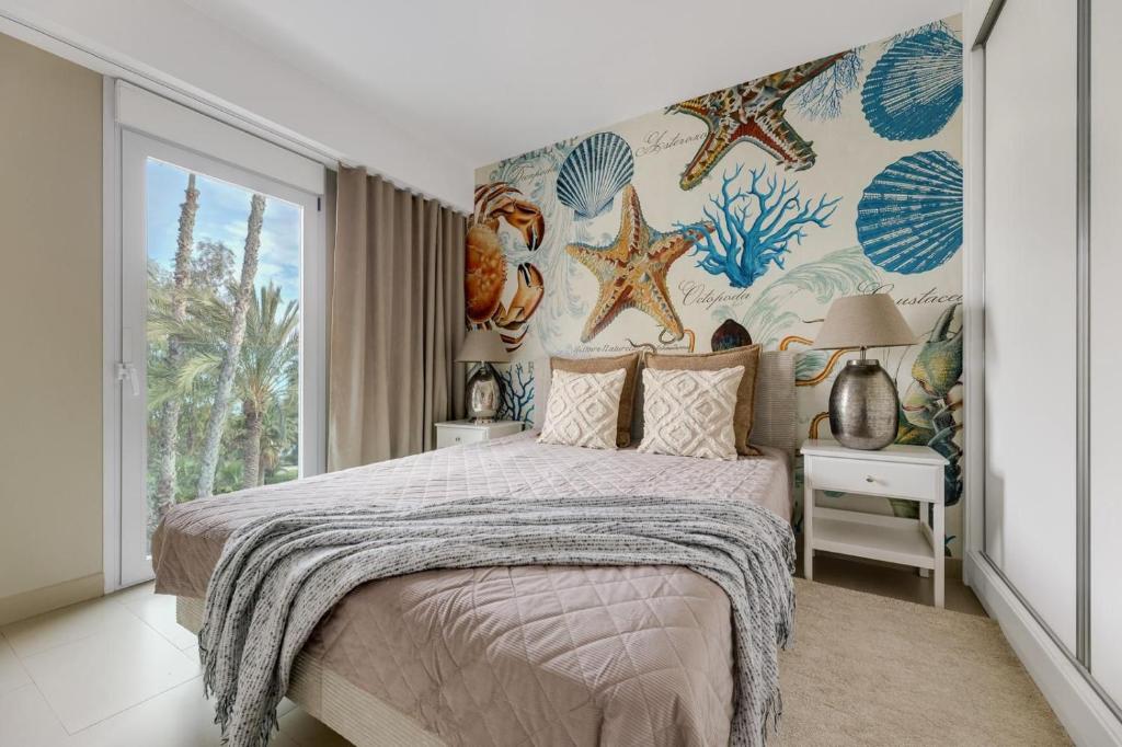 una camera con un grande letto e una parete di oceani di Benidorm Poniente apartment on the beach for 6 a Benidorm