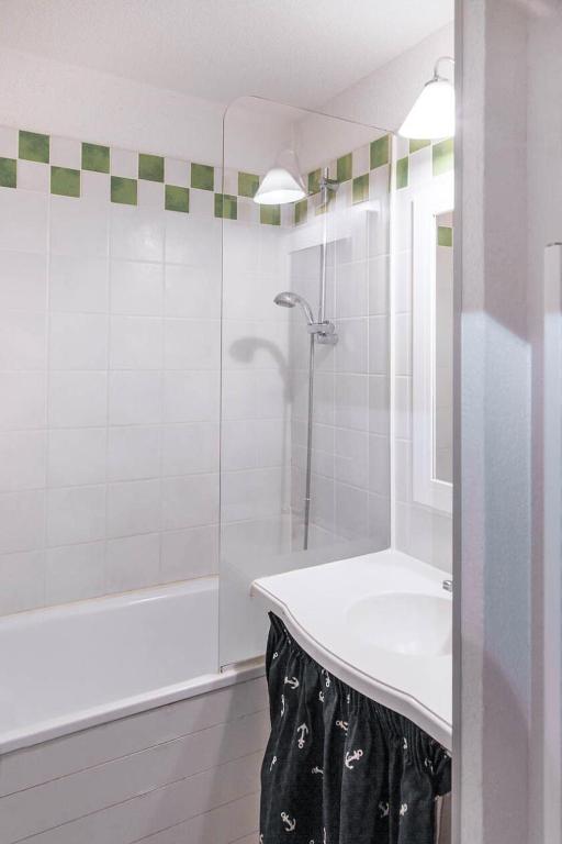 biała łazienka z umywalką i prysznicem w obiekcie Résidence Les Embruns - maeva Home - Studio 4 Personnes Confort MAE-1715 w mieście Deauville