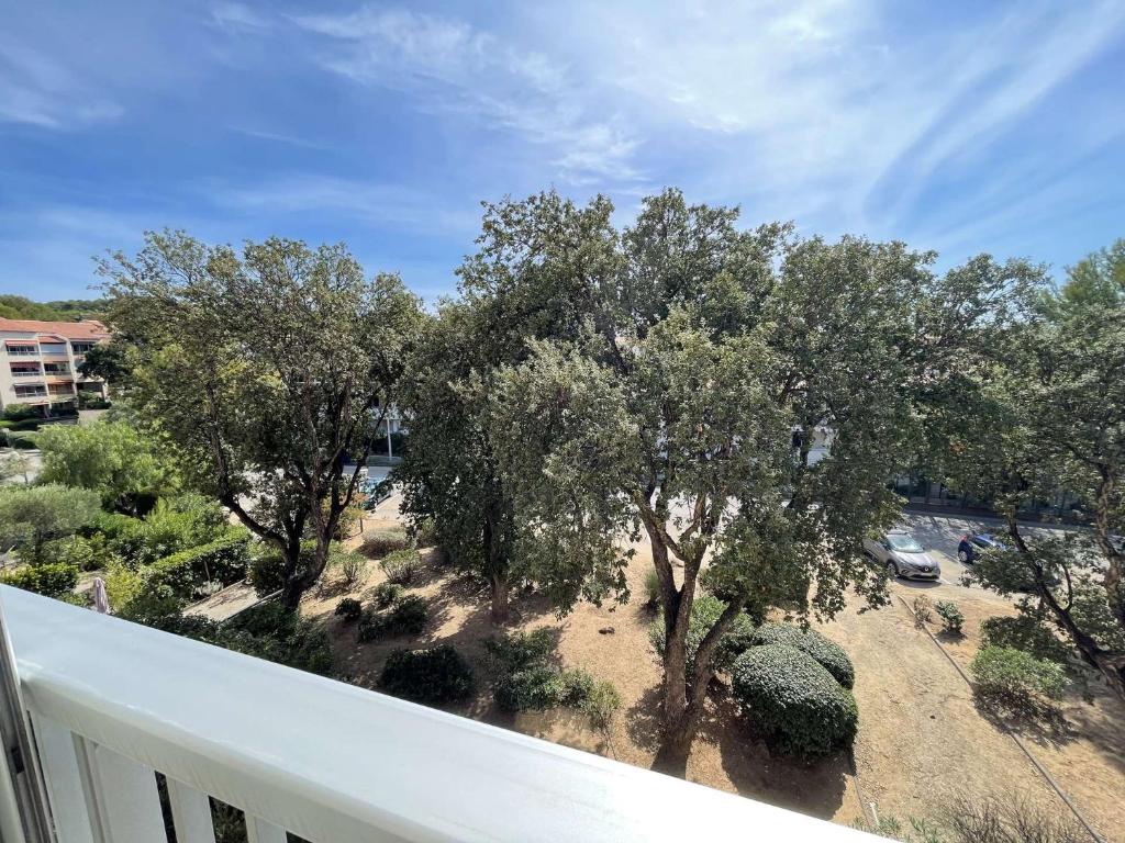 d'un condo avec vue sur les arbres depuis le balcon. dans l'établissement 150 m de la plage, vue mer et pinède..., à Saint-Elme